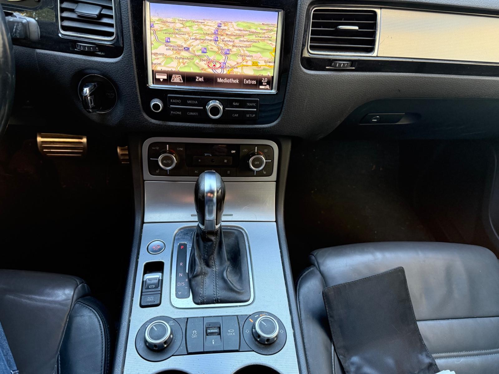 Volkswagen Touareg 2012 — photo 16