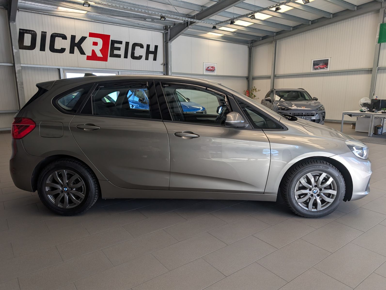 Fahrzeugabbildung BMW 220 i Active Tourer Advantage Navi Cam Pano AHK
