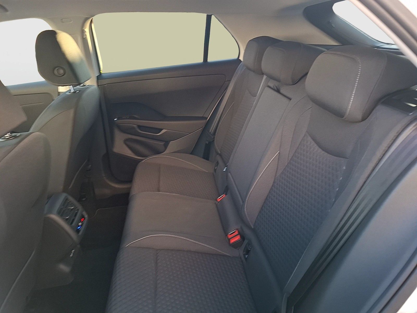 Fahrzeugabbildung Volkswagen T-Roc eTSI  Life DSG LEDplus Navi AID ACC RFK SH
