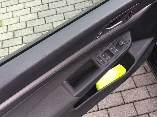 Fahrzeugabbildung Volkswagen Golf VIII TSI Life Standhzg. LED AHK Navi Pano A