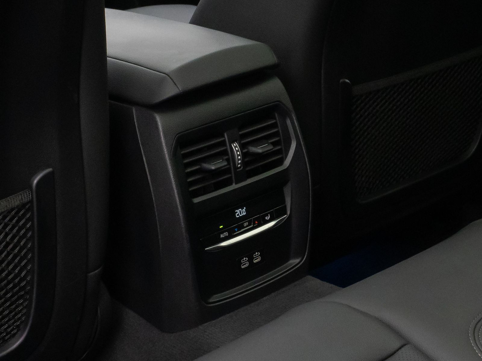 Fahrzeugabbildung BMW 318d M Sport Panorama Kamera HUD DAB HiFi AHK