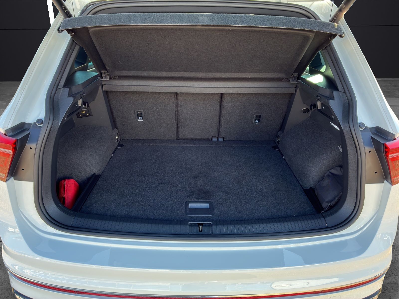 Fahrzeugabbildung Volkswagen Tiguan TDI R-Line DSG 4M Matrix Navi AID ACC RFK