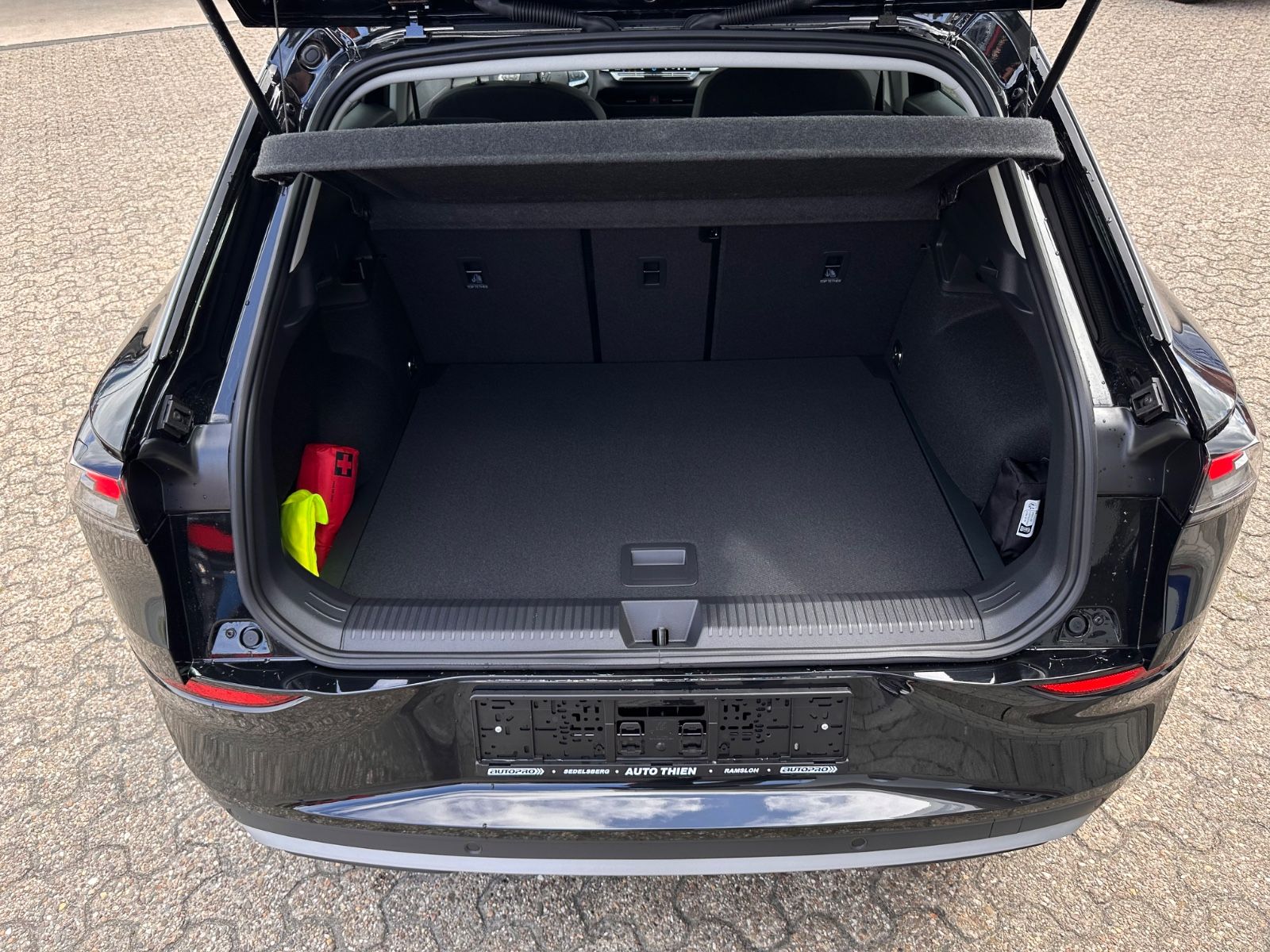 Fahrzeugabbildung Volkswagen T-Roc 1.5 eTSI DSG Life APP/ACC/LED/SHZG/PDC