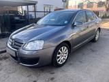 Volkswagen Jetta 1.6 TDI DSG Tempomat Sitzheizung TÜV 10/26 - Volkswagen Jetta mit Diesel-Antrieb: Automatik