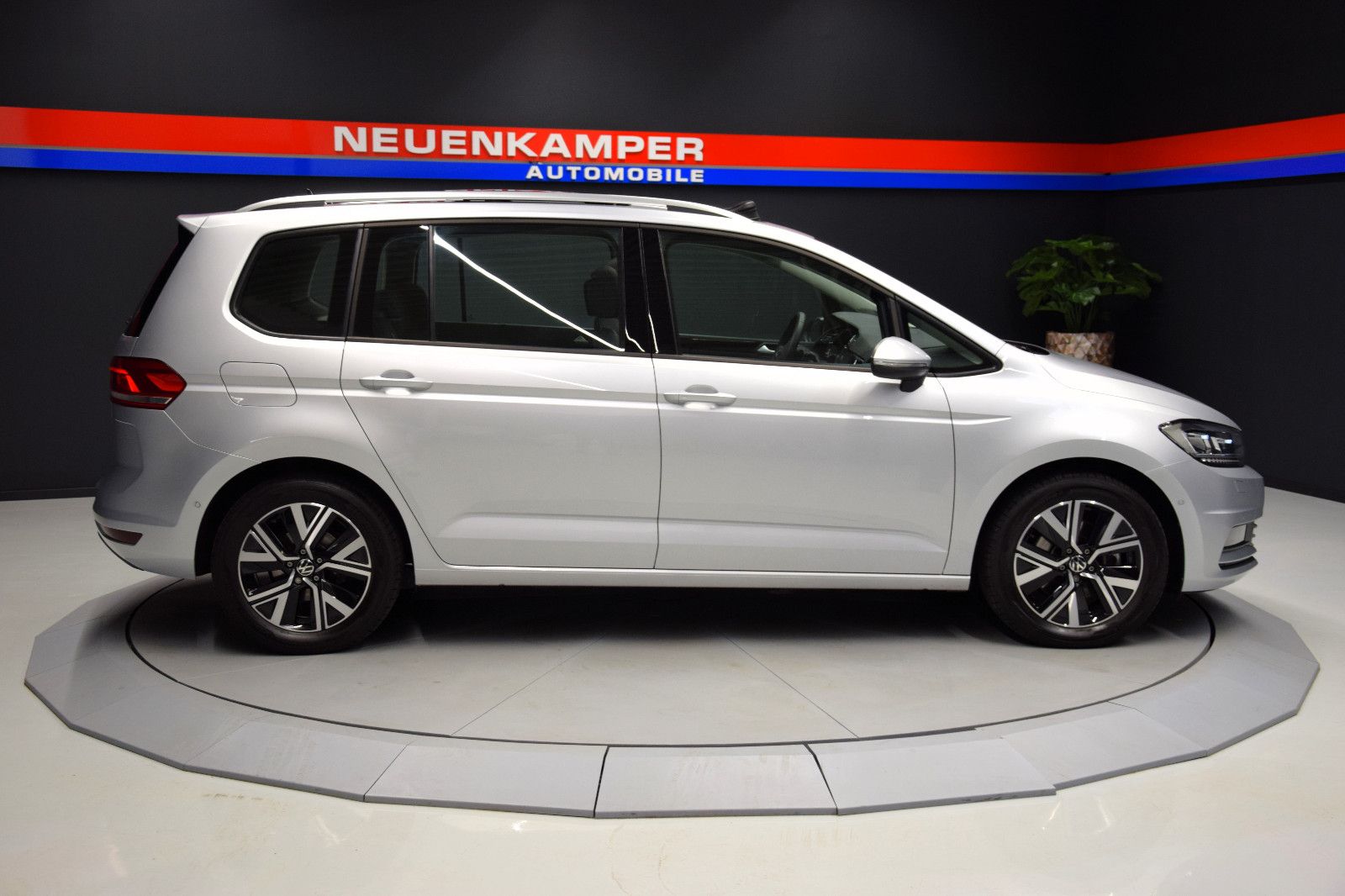 Fahrzeugabbildung Volkswagen Touran Comfortline DSG EasyOpen 7-Sitze ACC Pano