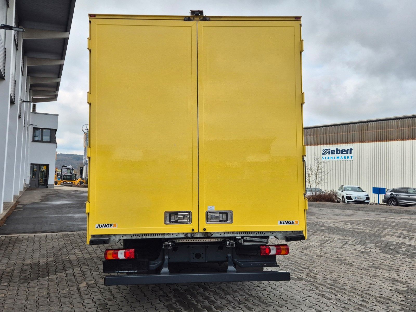 Fahrzeugabbildung Mercedes-Benz Atego 816 4x2 Möbelkoffer 3 Sitze