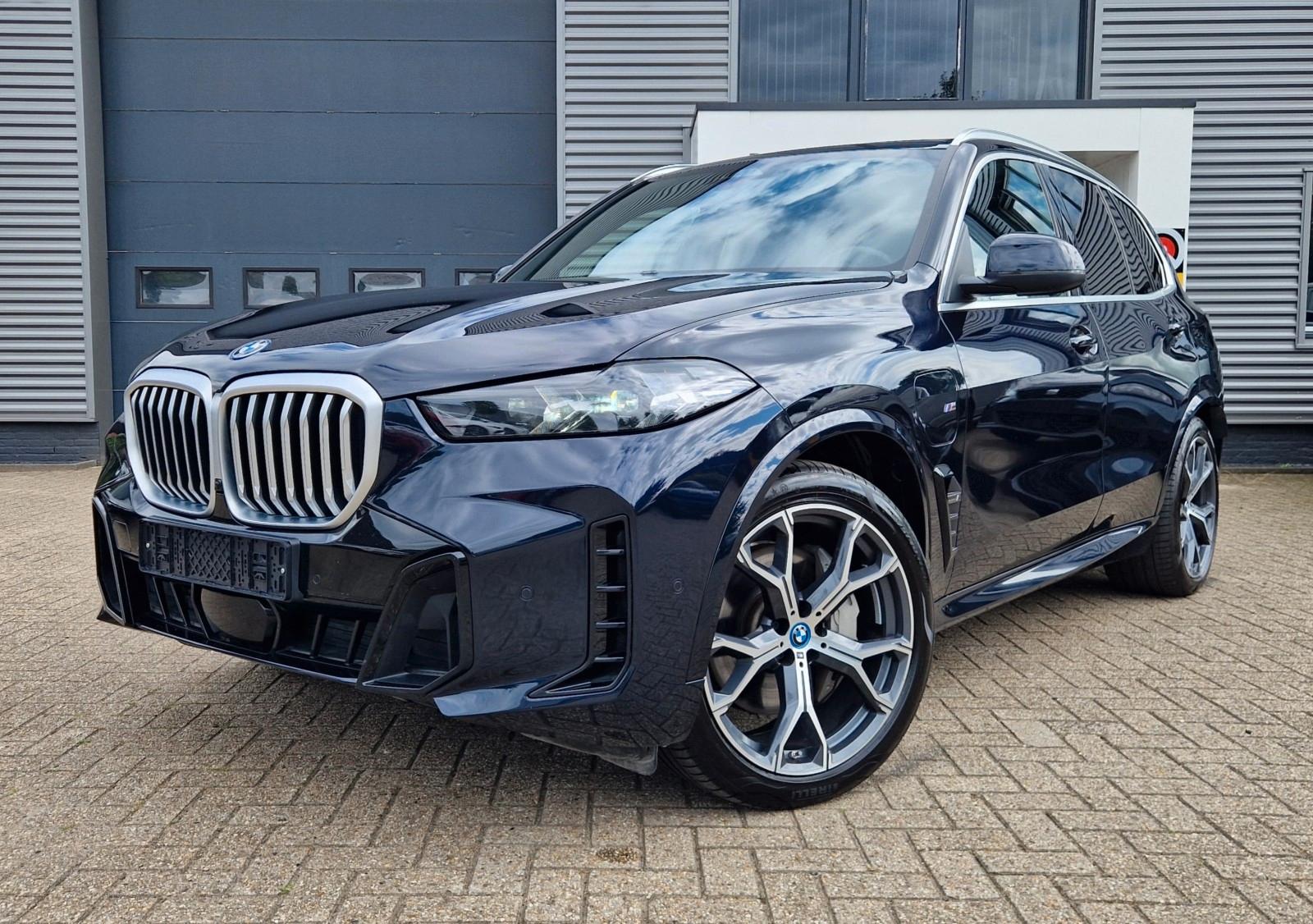 BMW xDrive50e M Sport Skylounge luft 22"  AHK