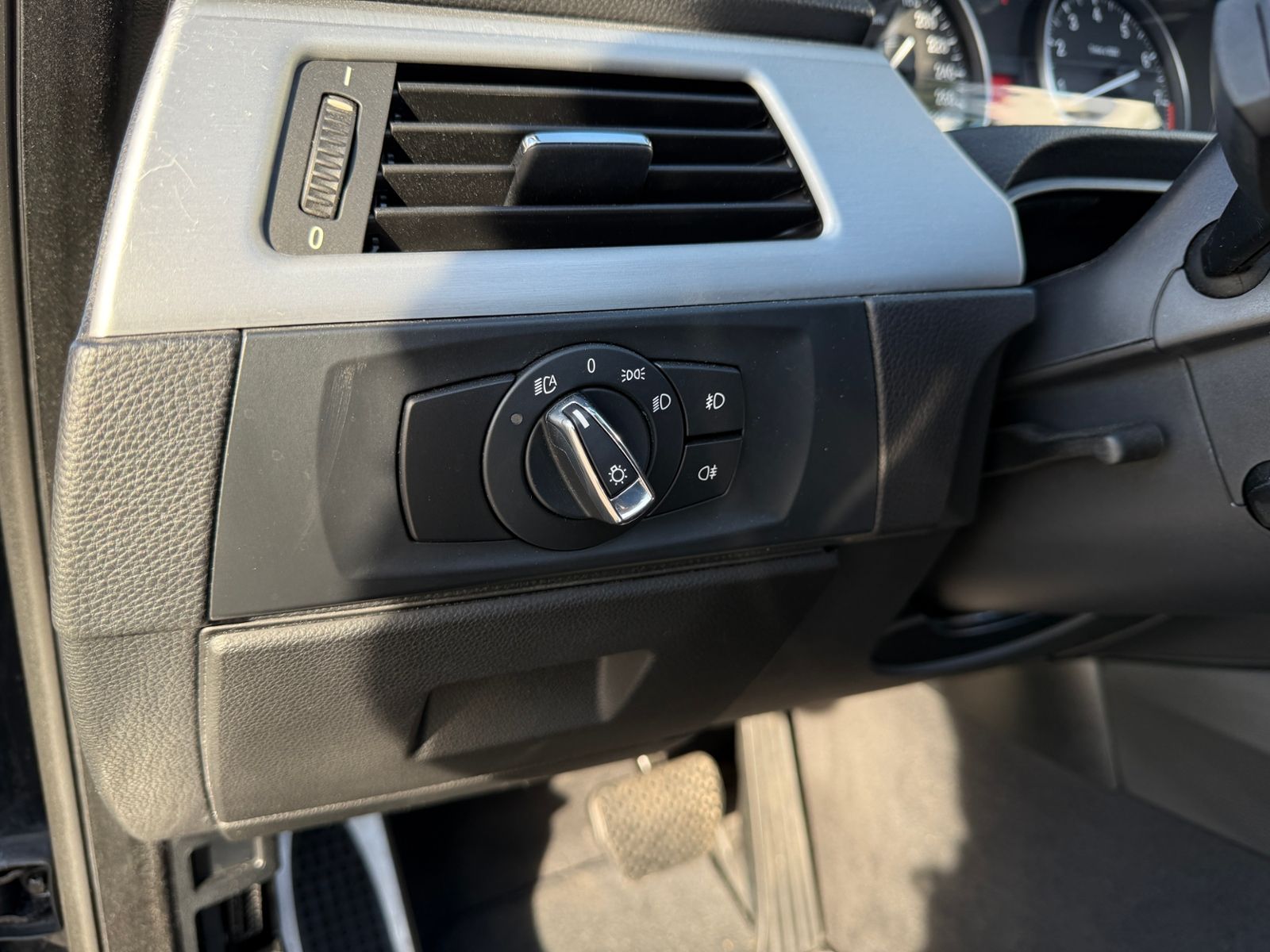 Fahrzeugabbildung BMW 335i Cabrio M-Paket H/K XENON NAVI
