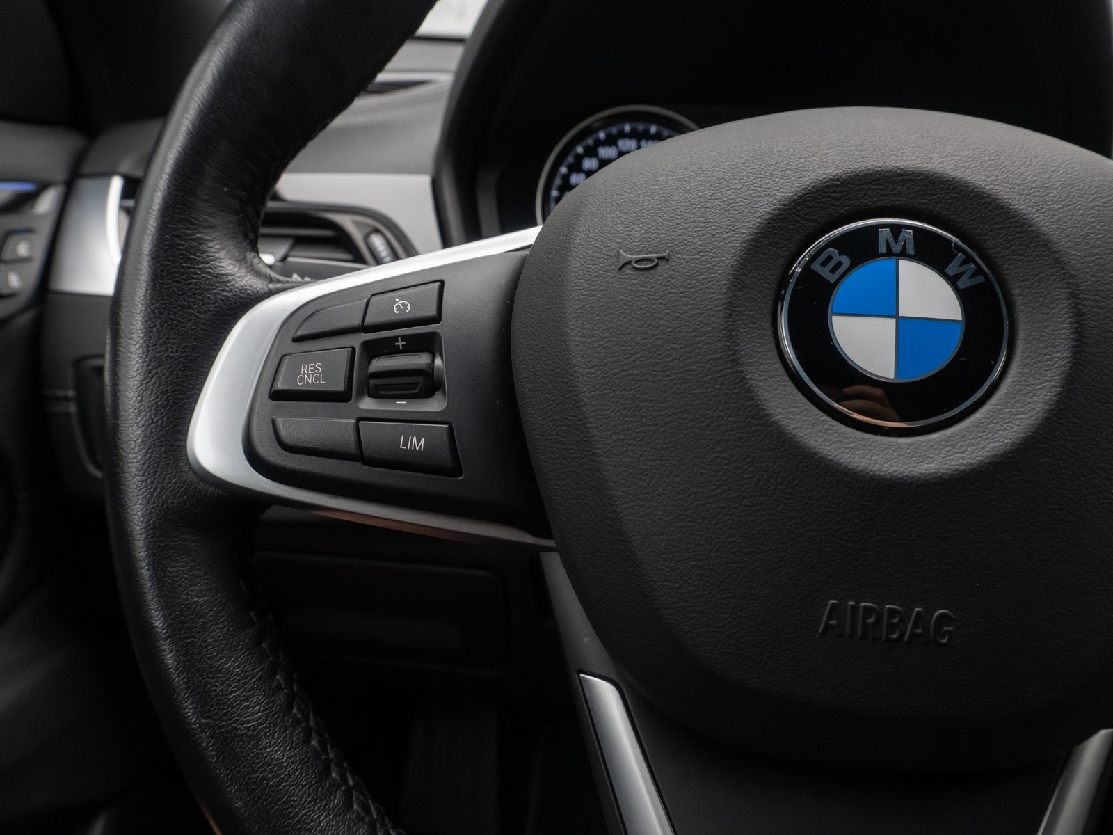 Fahrzeugabbildung BMW X2 sD18i  Kamera DAB AHK Navi HiFi Sportsitz 18"