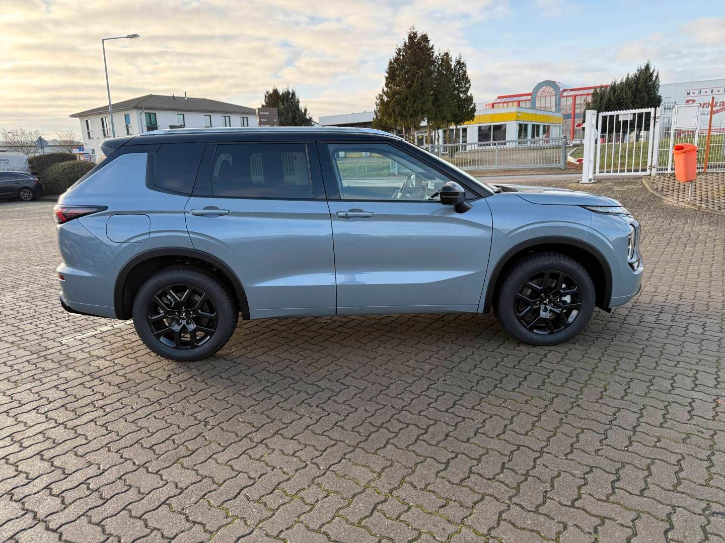 Fahrzeugabbildung Mitsubishi Outlander Plug-in TOP- Black Line