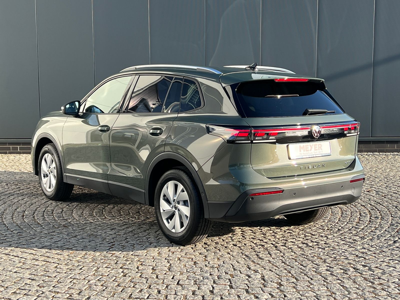 Fahrzeugabbildung Volkswagen Tiguan LIFE 1.5 eTSI DSG *AHK, LED Plus, Kamera,