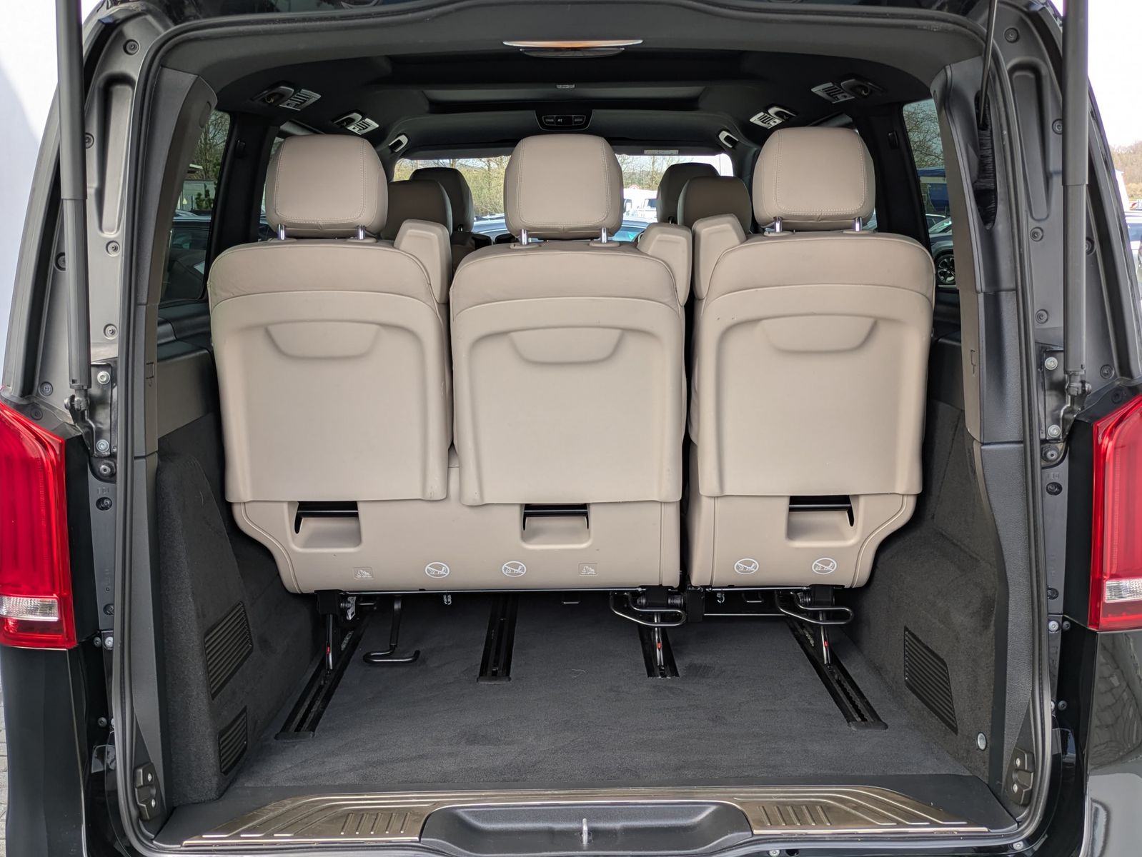 Fahrzeugabbildung Mercedes-Benz V 300 d AVANTGARDE 4MATIC lang AMG*PANO*LED*DIST