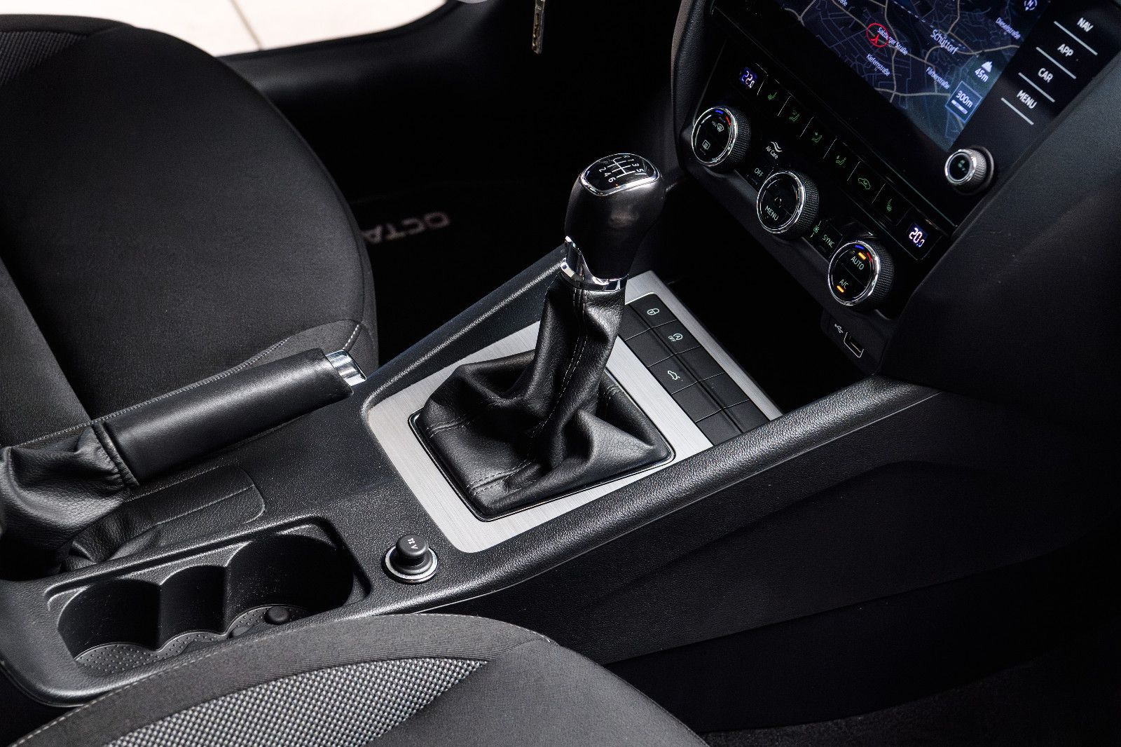 Fahrzeugabbildung SKODA Octavia Combi Tour 1.0 +NAVI+LED+el.Heckkl.+MFL