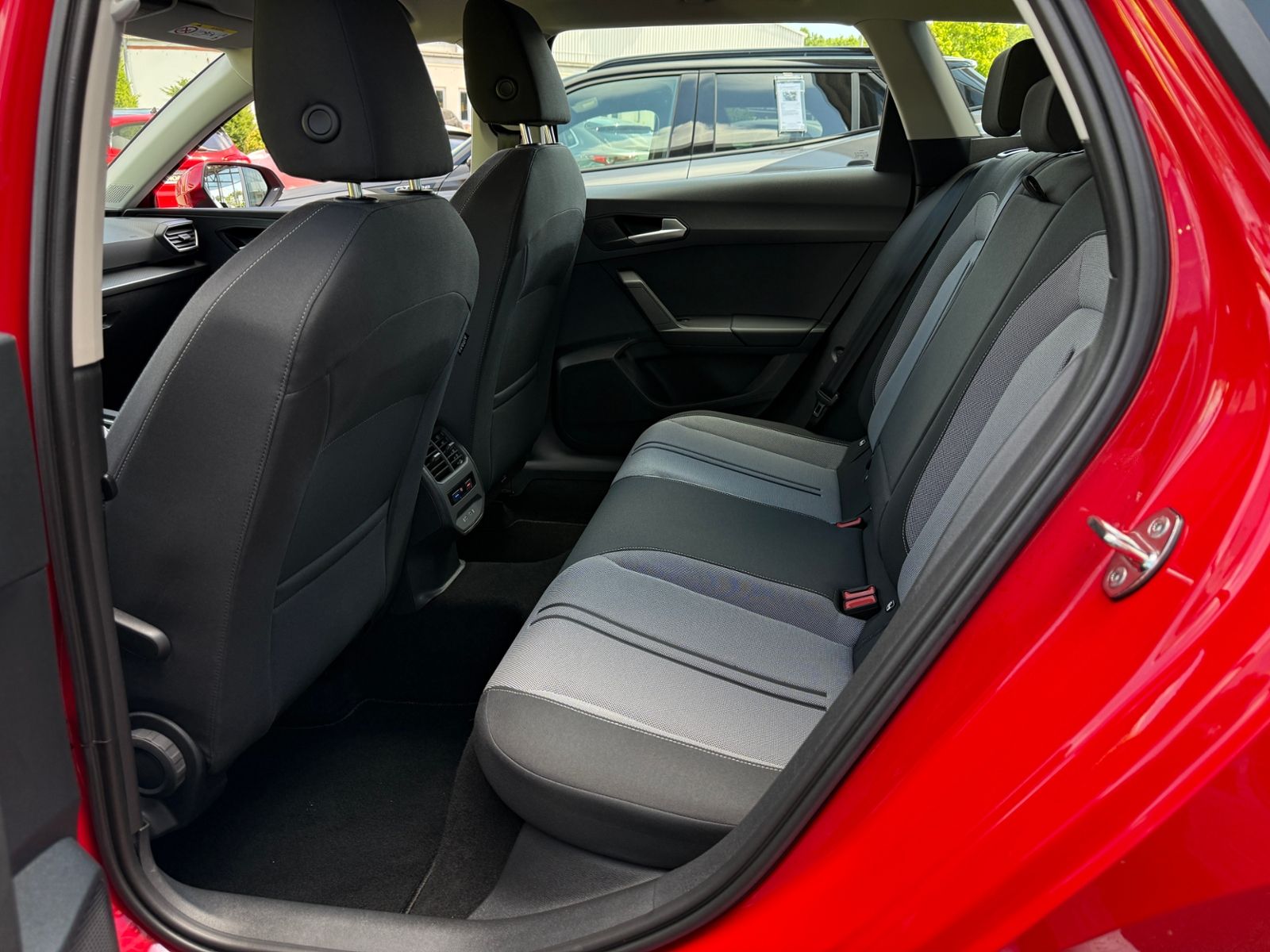 Fahrzeugabbildung SEAT Leon Sportstourer Style SHZ LED ALU
