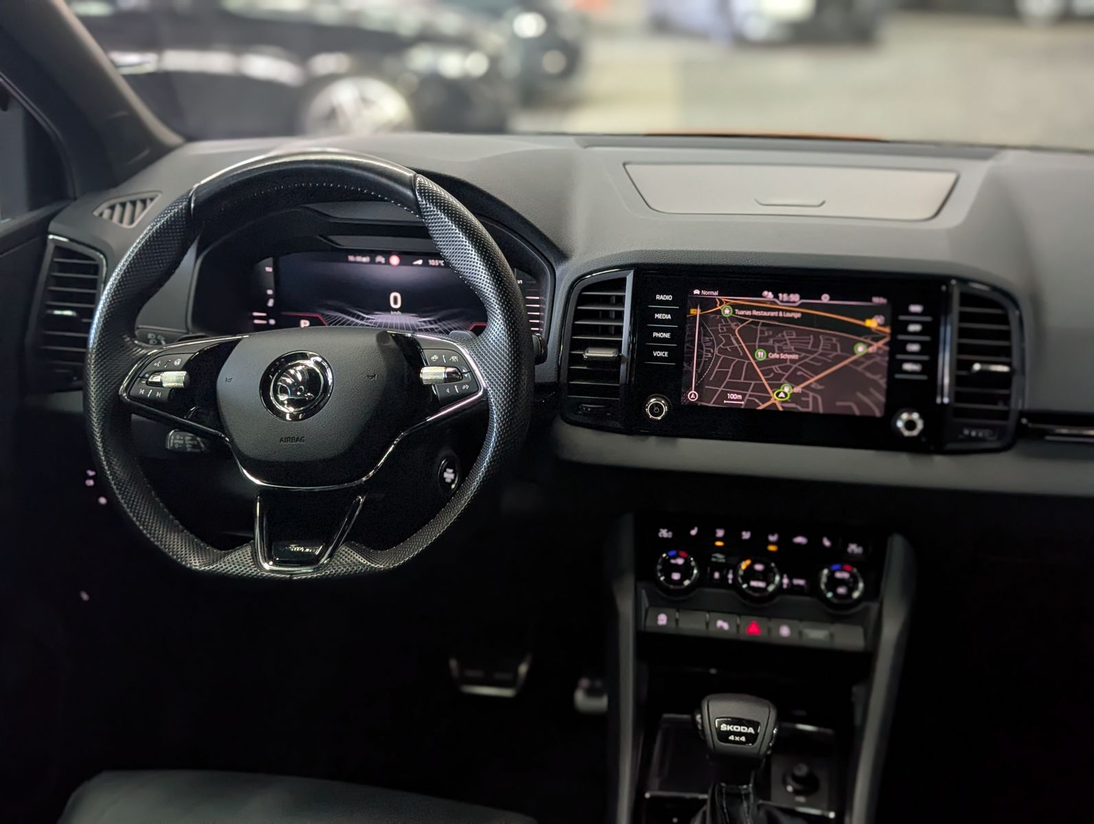 Fahrzeugabbildung SKODA Karoq Sportline 4x4 2.0 TSI PANO AHK StHz VOLL