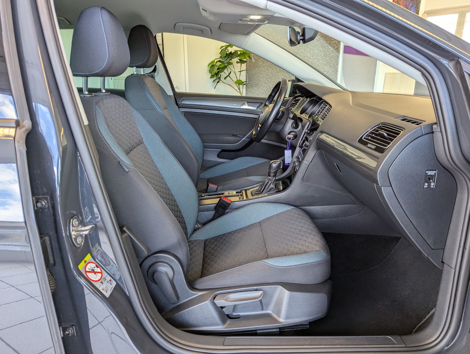 VW Golf 2.0 TDI DSG IQ.DRIVE App-Connect ACC AHK - Image 15