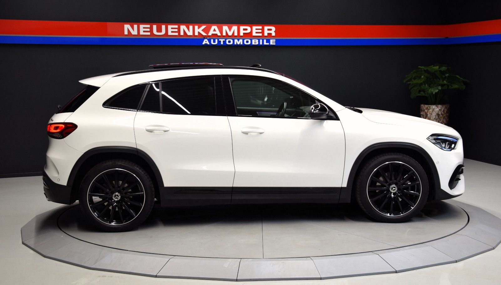 Fahrzeugabbildung Mercedes-Benz GLA 200 4Matic AMG-Line ACC Pano Kamera Night