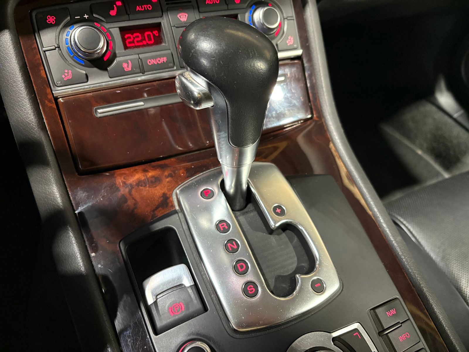 Fahrzeugabbildung Audi A8 3.2 FSI quattro/XENON/NAVI/PDC/LEDER/AUTOMATI