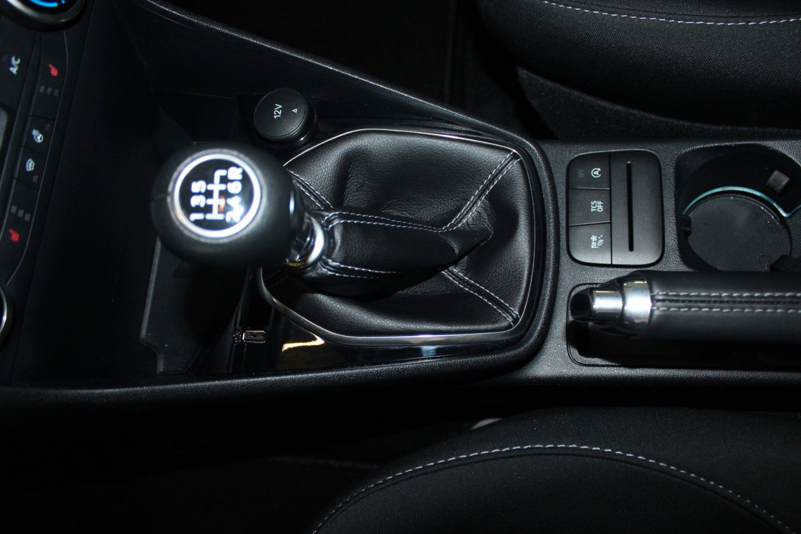 Fahrzeugabbildung Ford Fiesta 1,5 TDCi Cool & Connect 5-trg NAVI LED