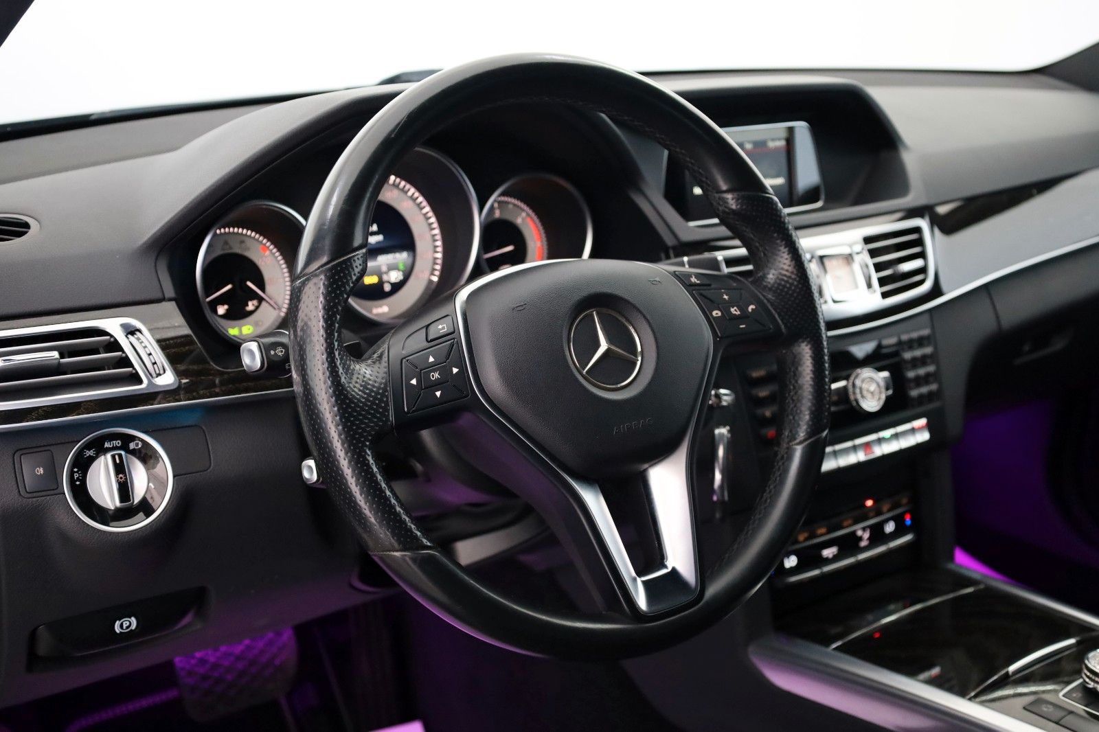 Fahrzeugabbildung Mercedes-Benz E 200d T BT Avantgarde T.Leder,Navi,LED,SH,PDC