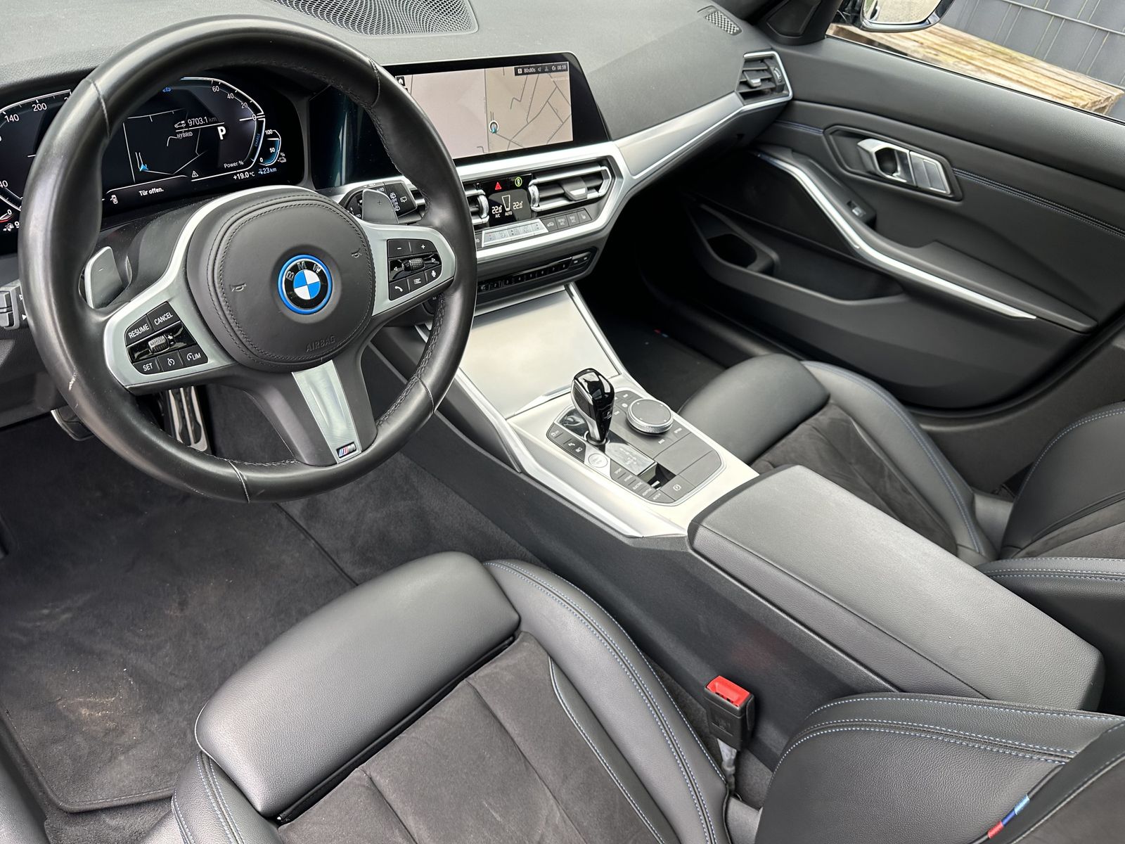 Fahrzeugabbildung BMW 330e Touring xDrive M-Sport NAV+LED+PANO+AHK+SHZ