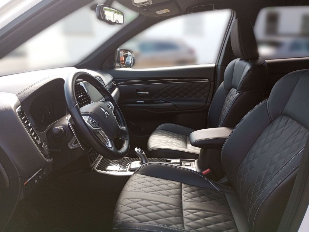 Fahrzeugabbildung Mitsubishi Outlander Plug-in Hybrid PLUS Intro 2.4 4WD AHK