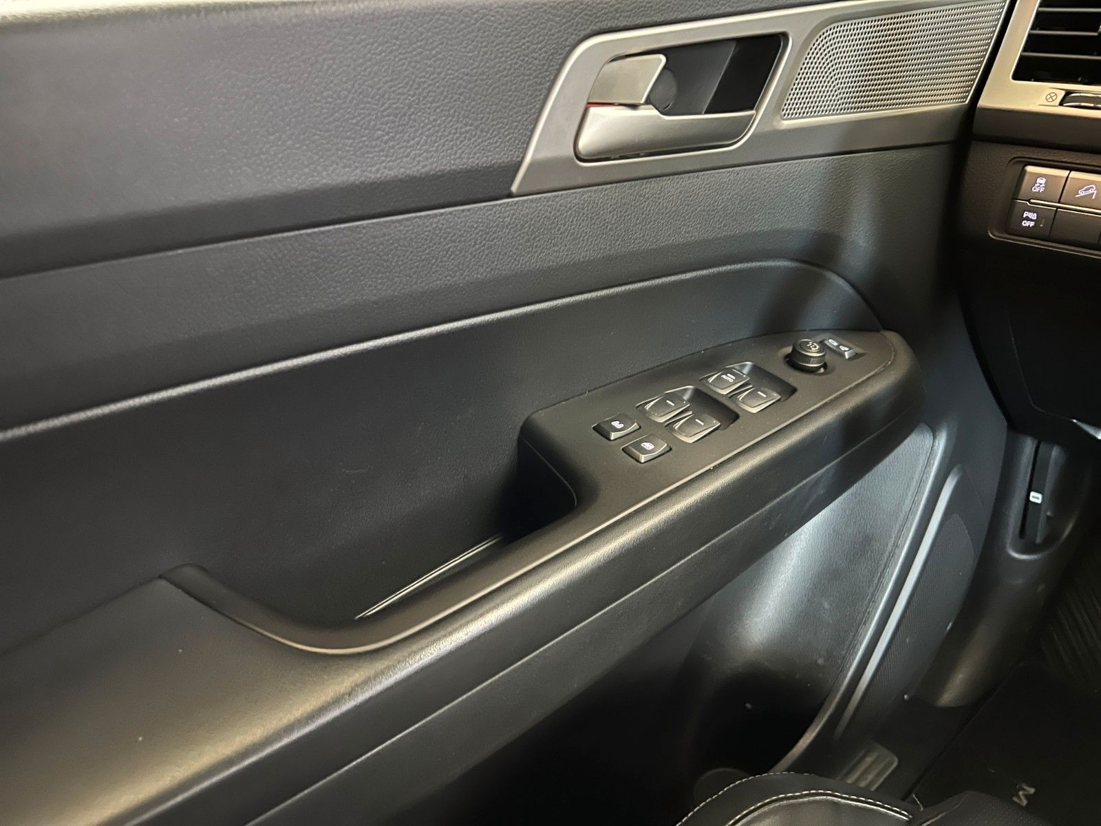 Fahrzeugabbildung Ssangyong MUSSO Sapphire 4WD AT  *AHK*Leder*Kamera*Hardtop