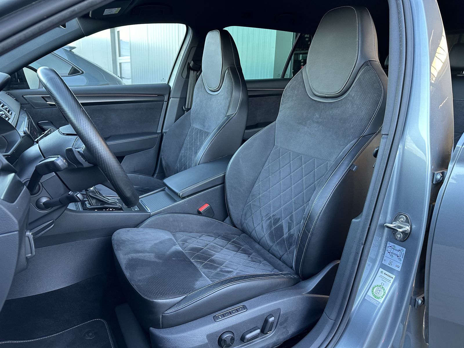 Fahrzeugabbildung SKODA Superb Combi 2.0 TSI Sportline 4x4 NAV+LED+AHK
