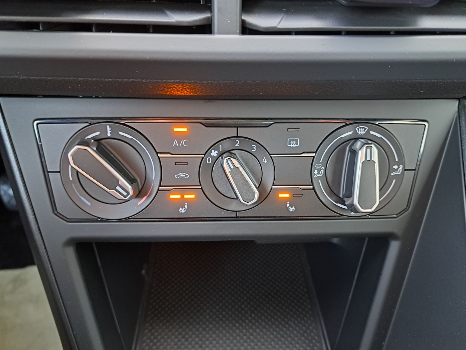 Fahrzeugabbildung Volkswagen Polo 1.0 LED KLIMA PDC LICHT- & REGENSENSOR