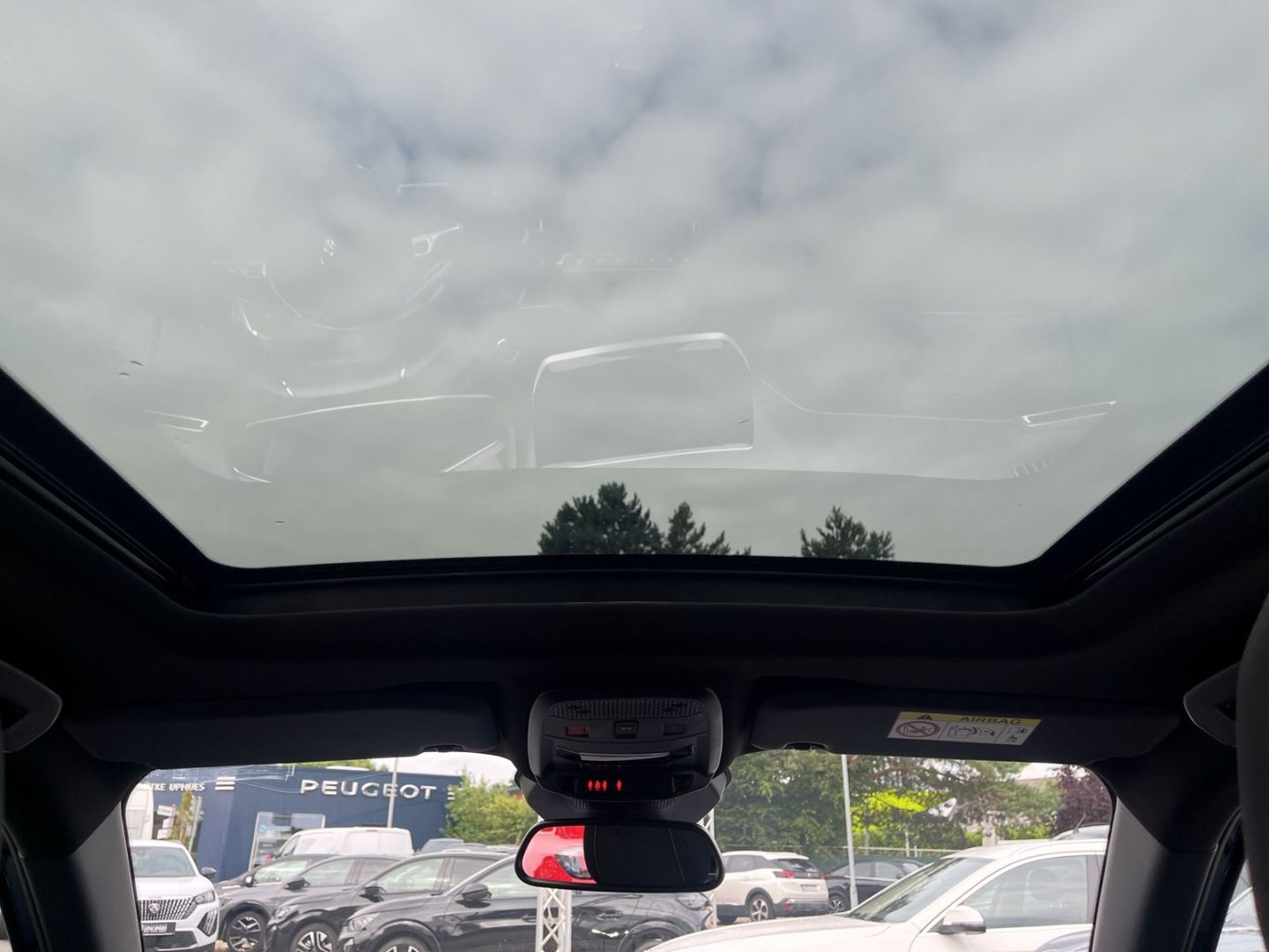 Fahrzeugabbildung Peugeot 2008 GT HYBRID 145 e-DSC6 El. Panodach Navi ACC