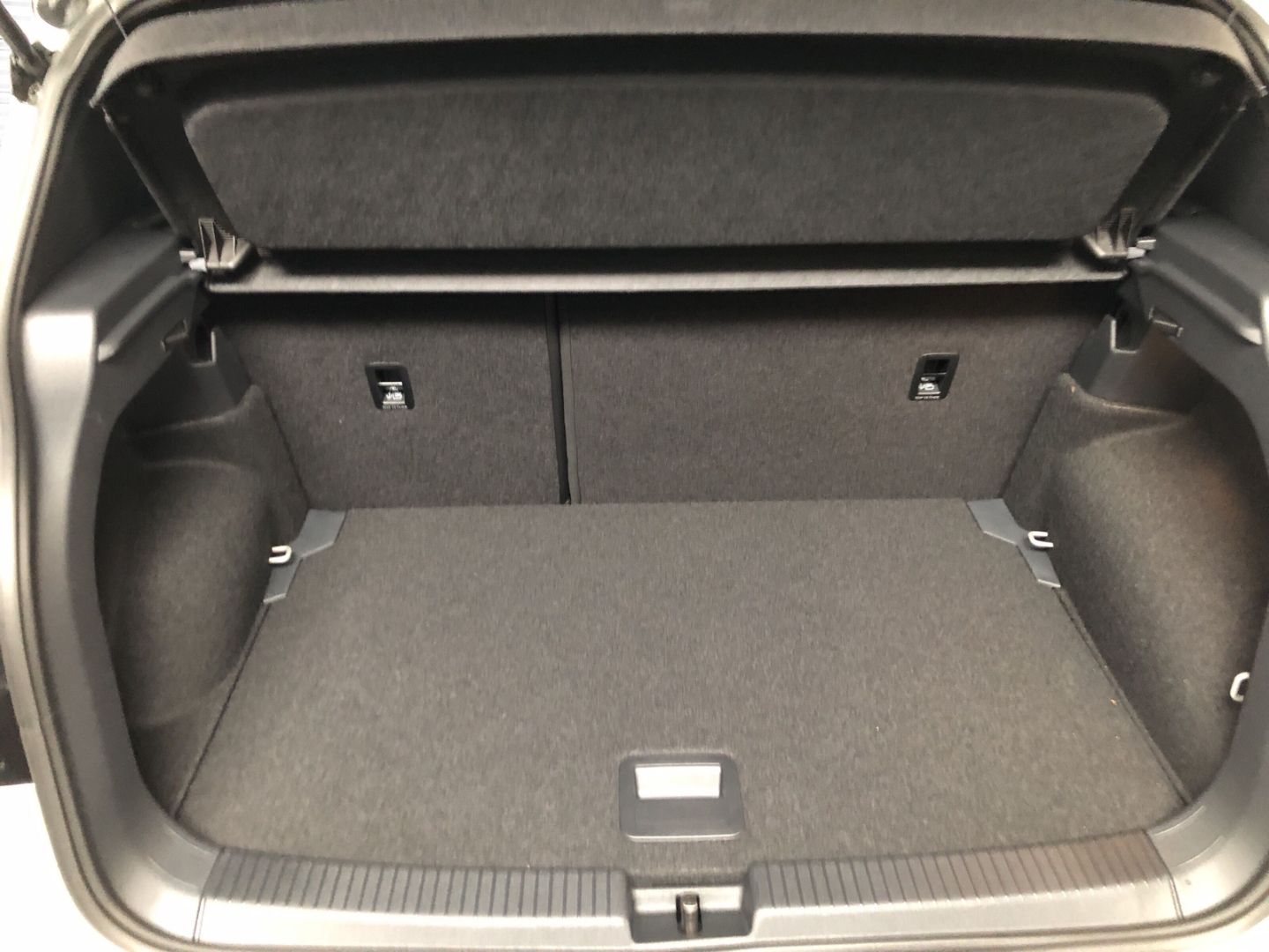 Fahrzeugabbildung Volkswagen T-Cross R-Line 1.0 TSI DSG Sportpaket AHK-abnehm