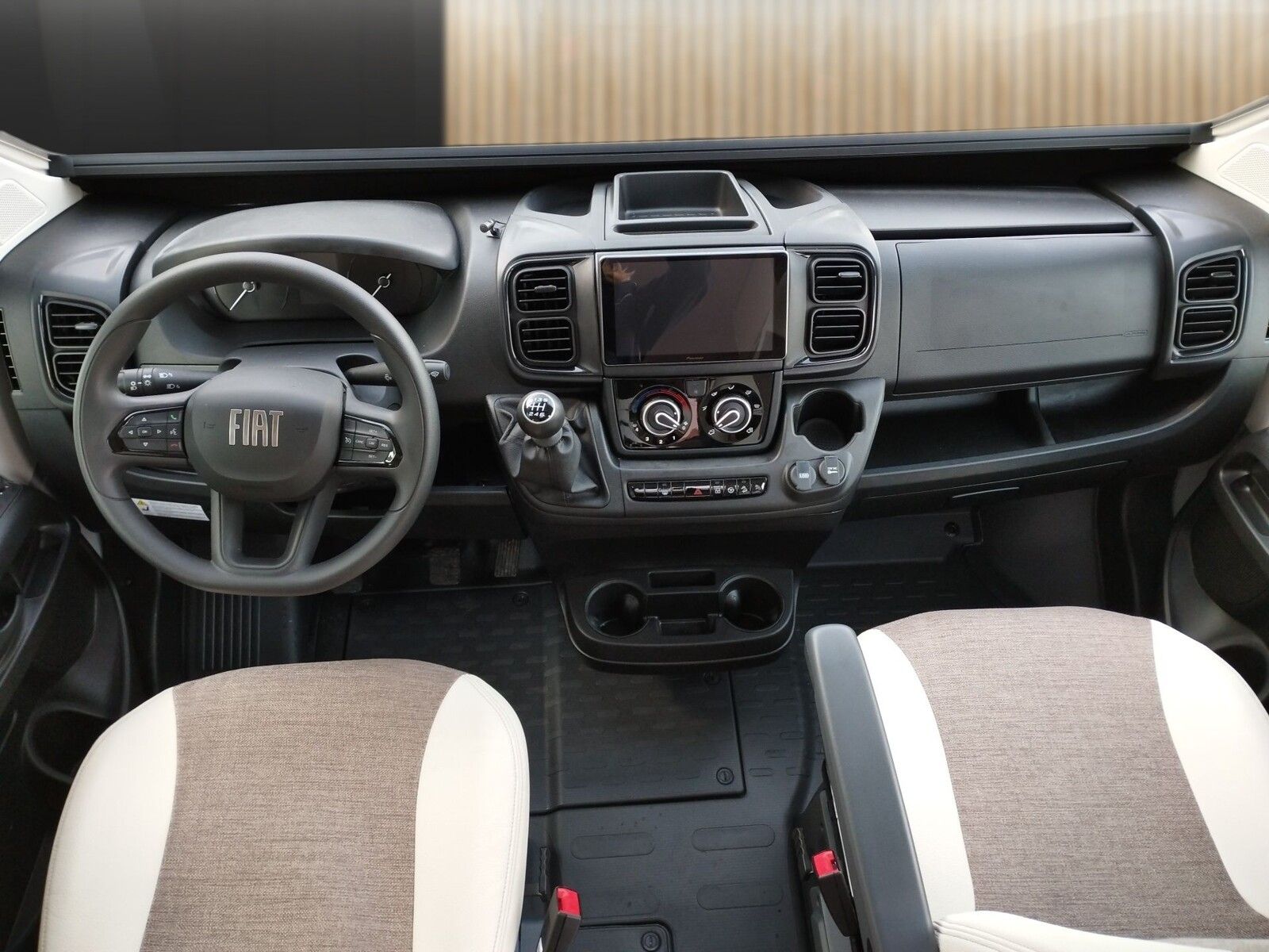 Fahrzeugabbildung Eura Mobil Van V 595 HB Alufelgen, RFK, Captain-Chair-Sitze