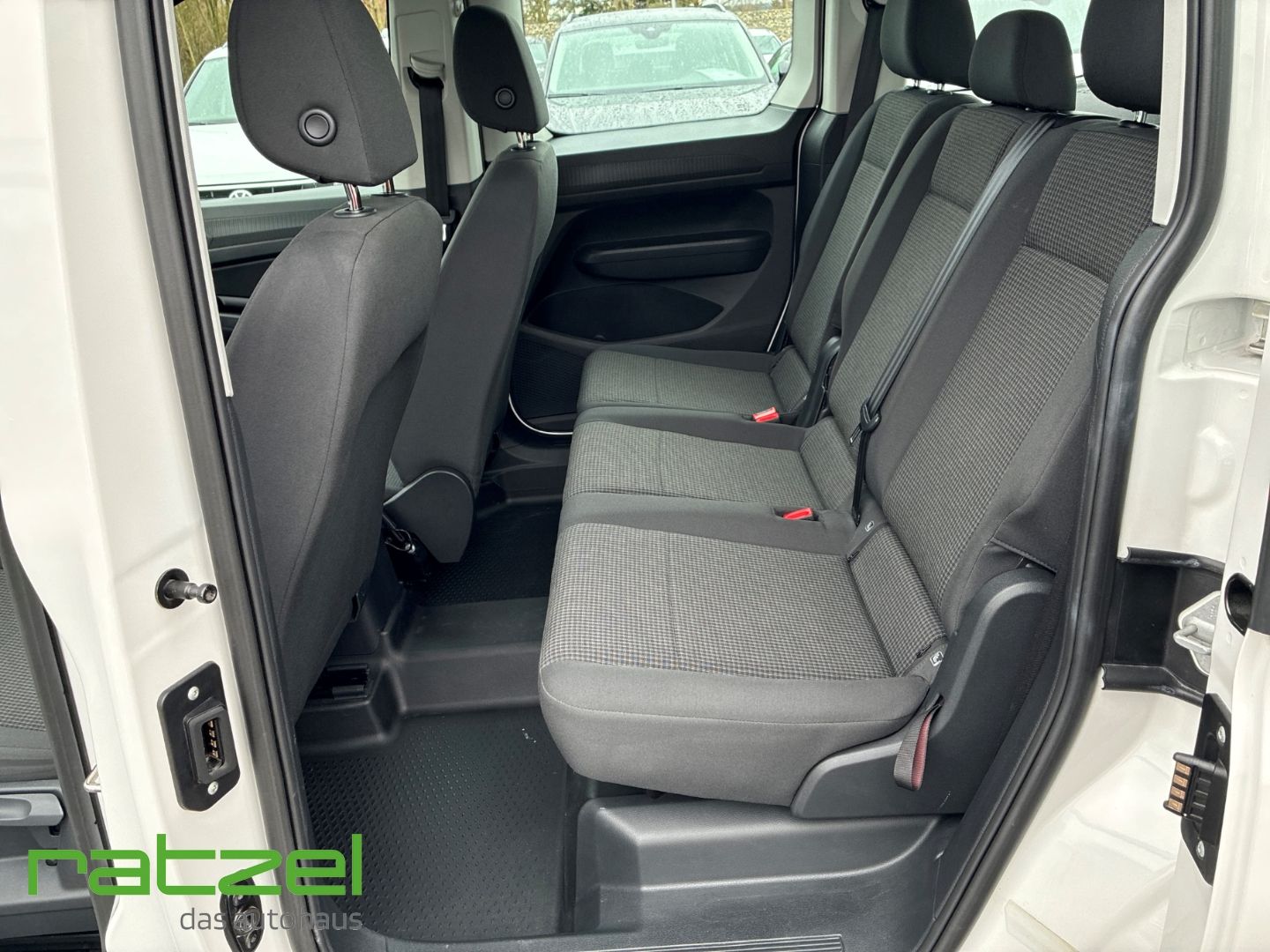 Fahrzeugabbildung Volkswagen Caddy 1.5 TSI 7-Sitzer AHK DAB Spurhalteass. Not