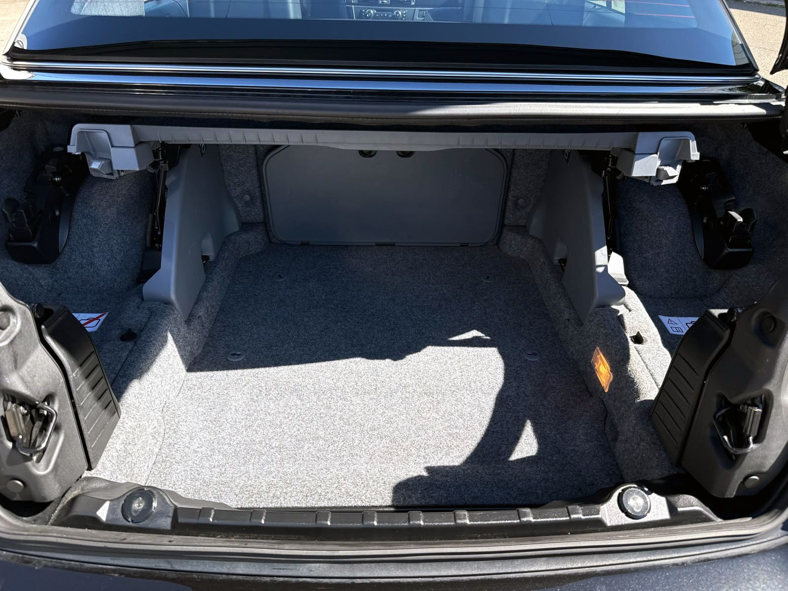 Fahrzeugabbildung BMW 335i E93 Cabrio Automatik PDC SHZ MEMORY NAV BT