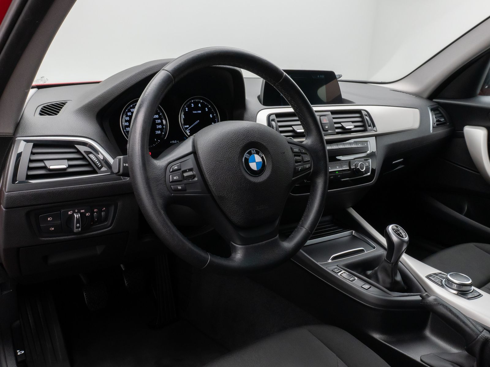 Fahrzeugabbildung BMW 118i Navi WLAN PDC Lordos LED Geschwindigkeitsr
