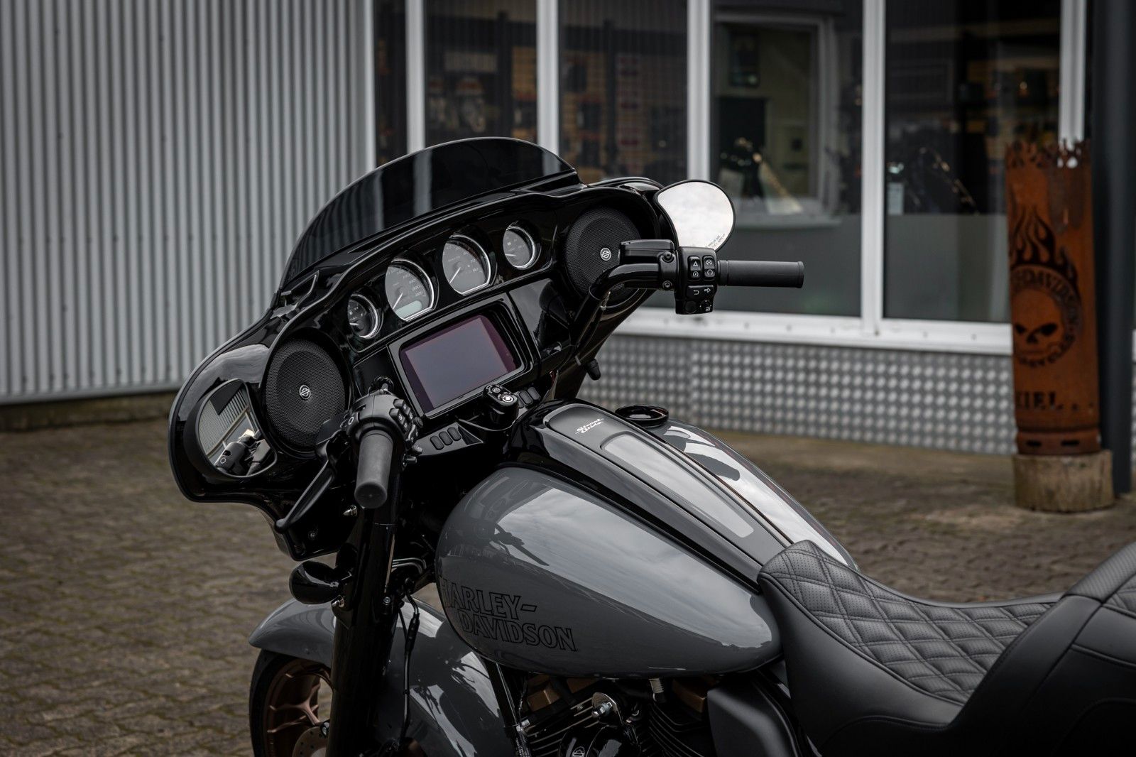 Fahrzeugabbildung Harley-Davidson FLHXST STREET GLIDE ST 117 - Jekill & Hyde -