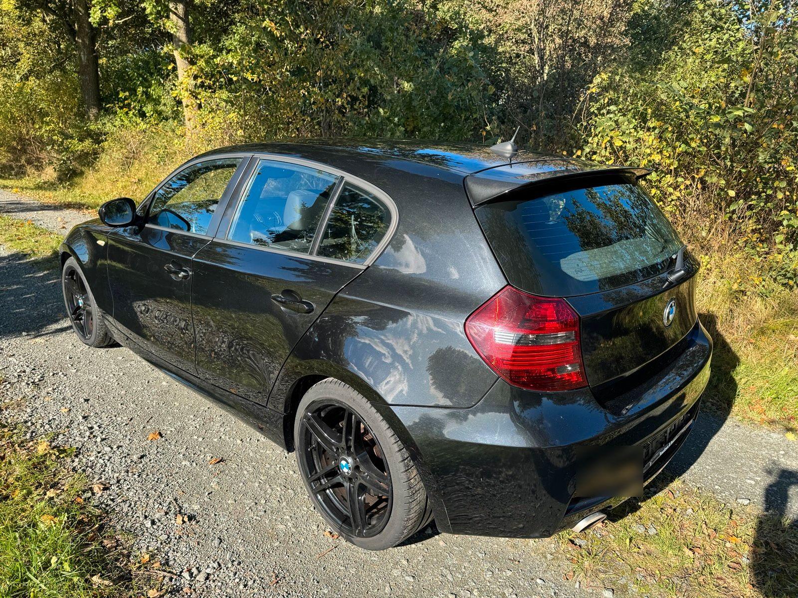 BMW 118 2010 — interior