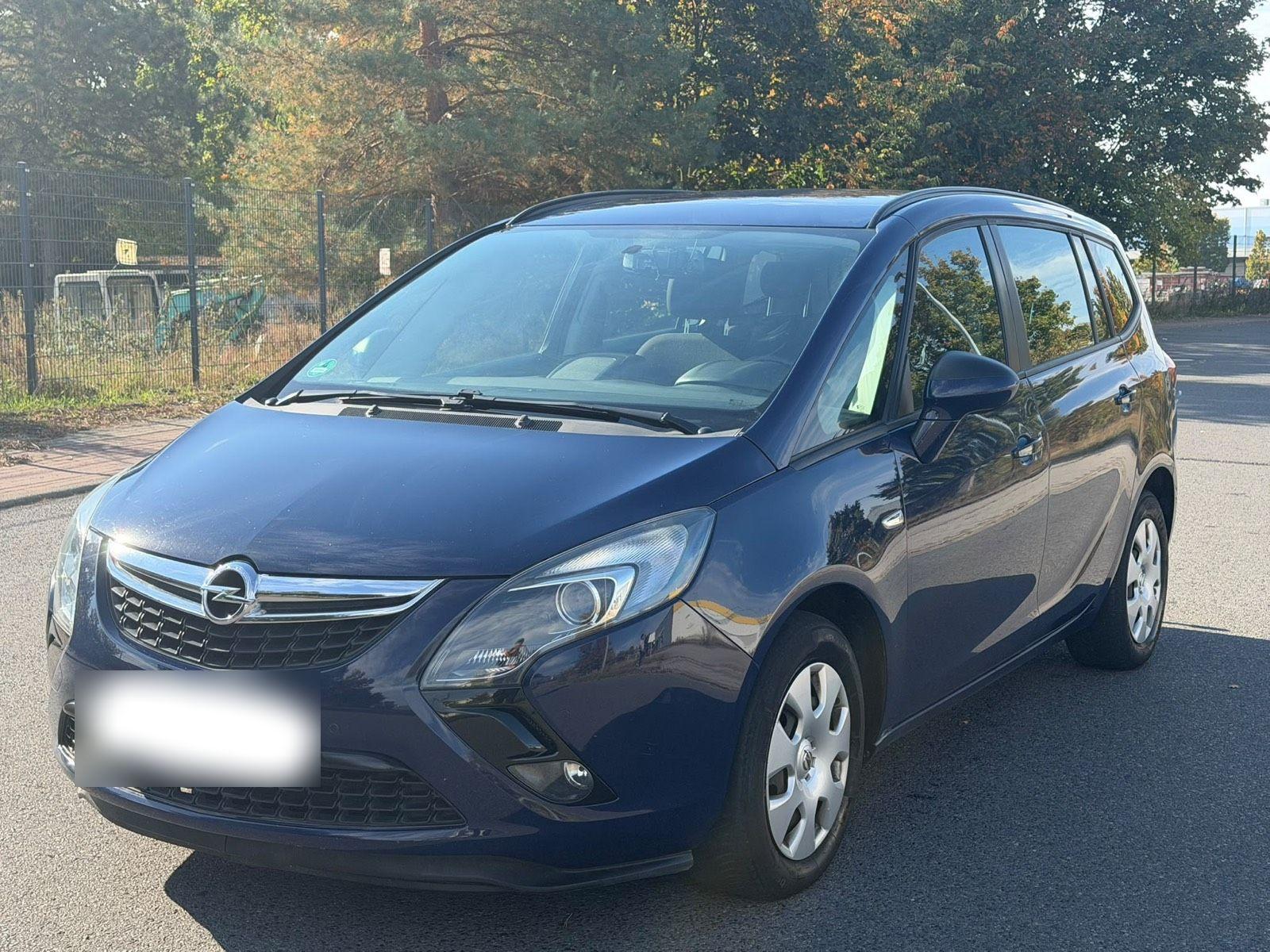 Opel Zafira 2015 — rear view