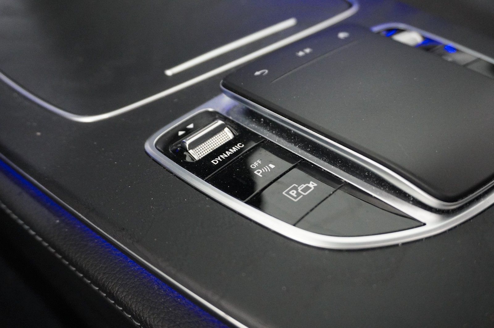 Fahrzeugabbildung Mercedes-Benz E 300E LIM. AVANTGARDE NAVI/LED/KAMERA/PANO./AHK