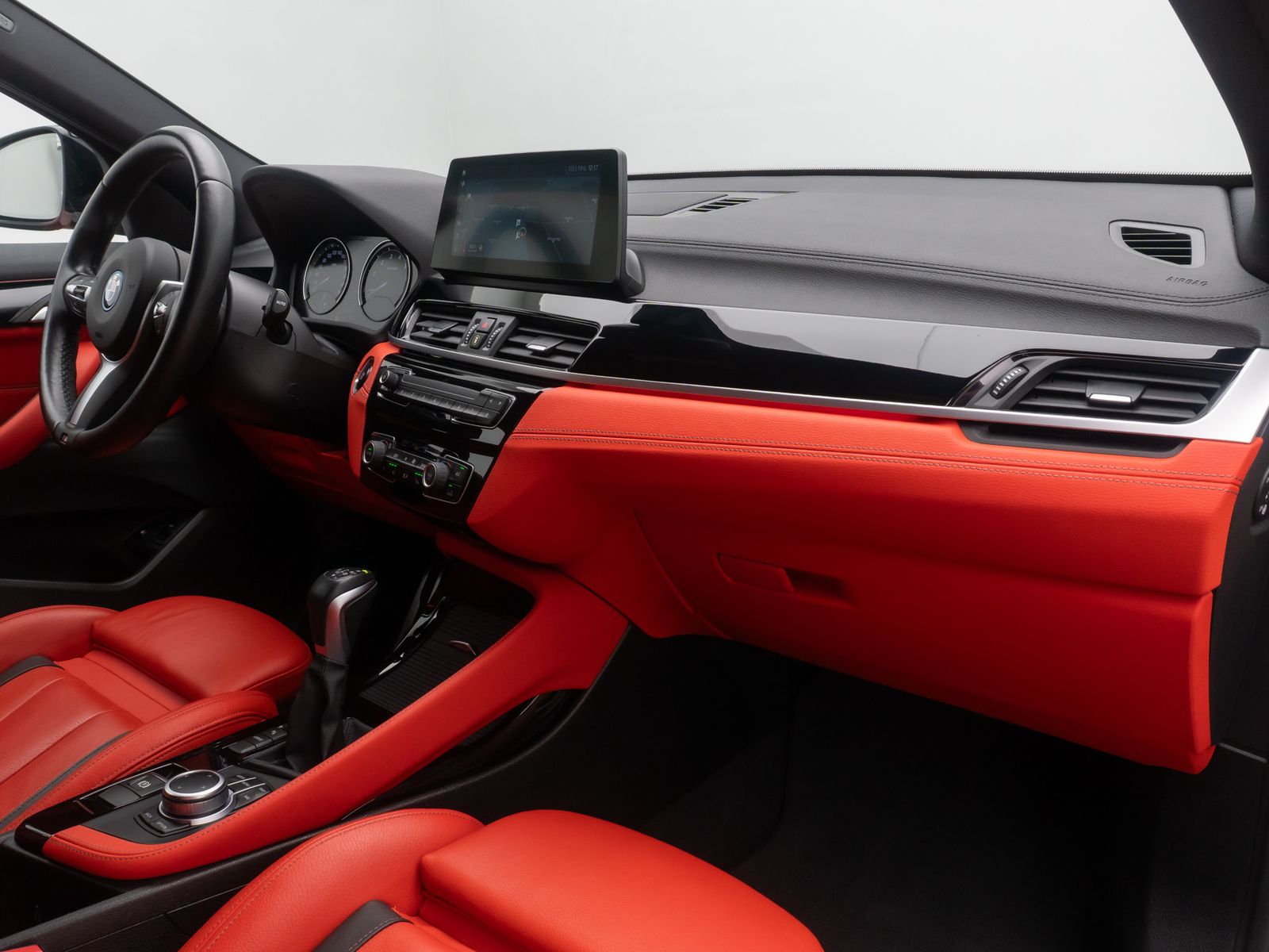 Fahrzeugabbildung BMW X2 xD25e M Sport Kamera HUD DAB HiFi Komfort 19"