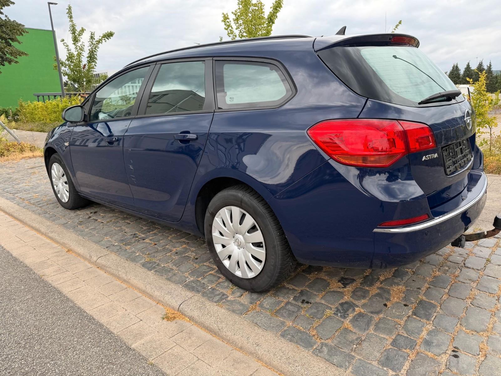 Opel Astra 2015 — interior