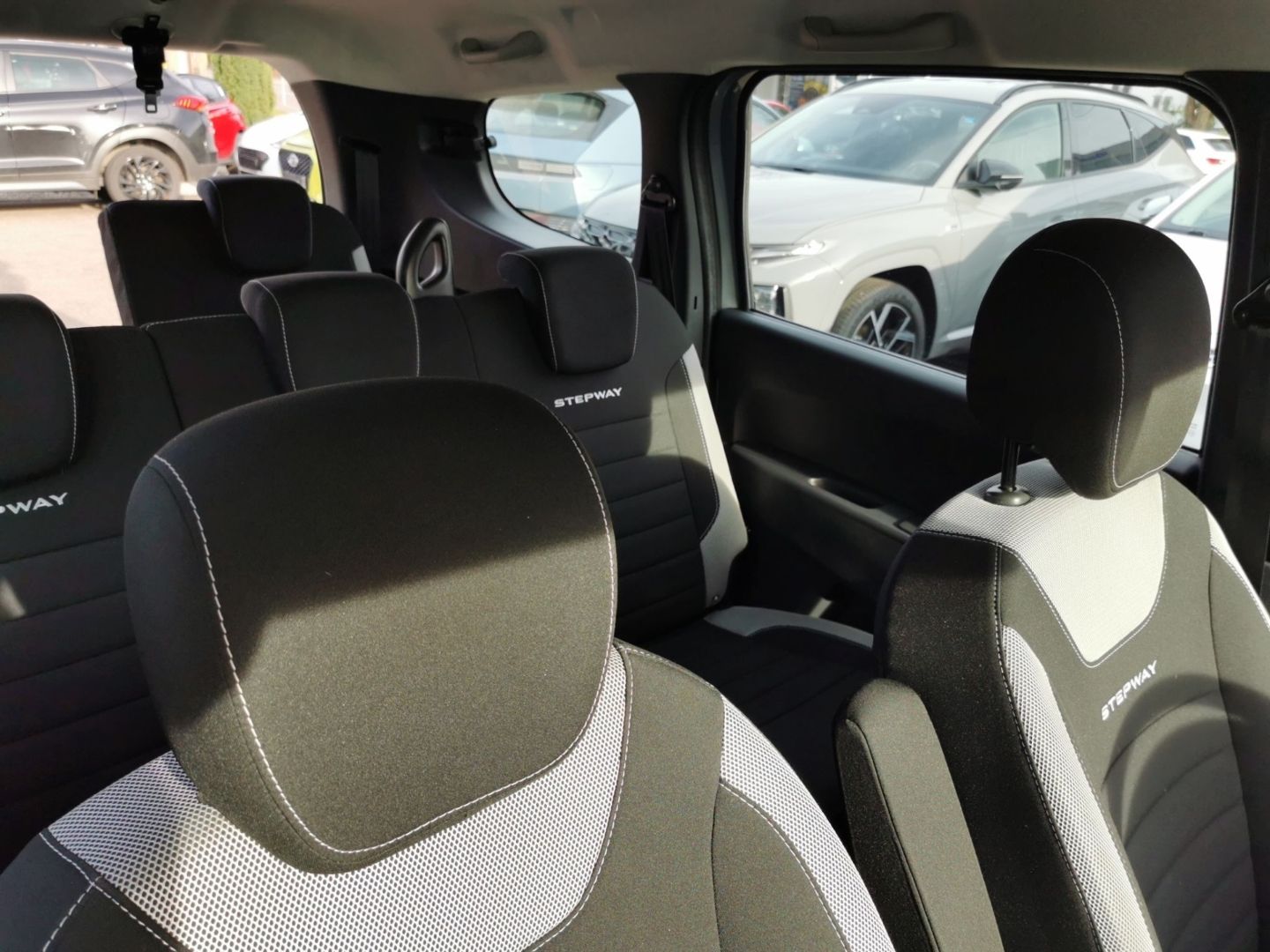 Fahrzeugabbildung Dacia Lodgy Stepway 1.6 SCe100 Navi SHZ Kamera 7-Sitze