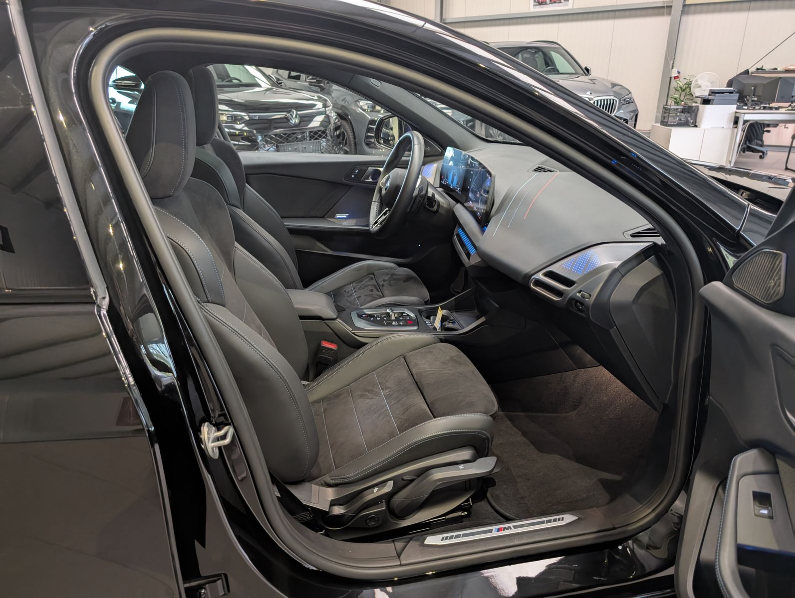 Fahrzeugabbildung BMW 123 i xDrive M-Sport Massag H/K Kamera Pano AHK