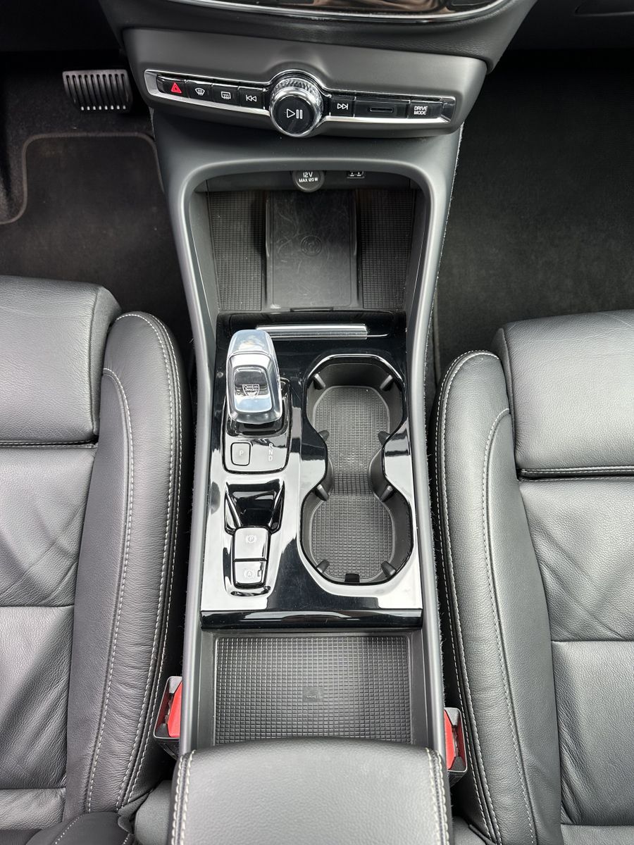 Fahrzeugabbildung Volvo XC40 T4 Recharge Inscription NAV+LED+KAM+PANO+VC