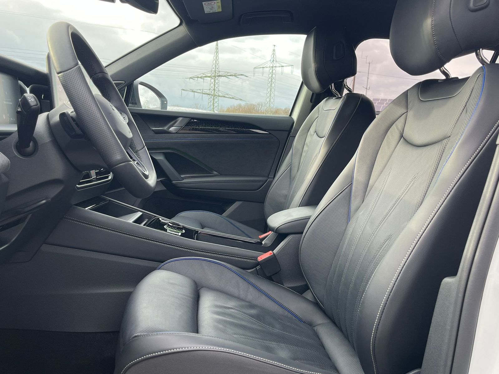 Fahrzeugabbildung Volkswagen Tayron 2.0 TDI 4M R-Line 7S*IQ-L.*LEDER*PANO*HUD