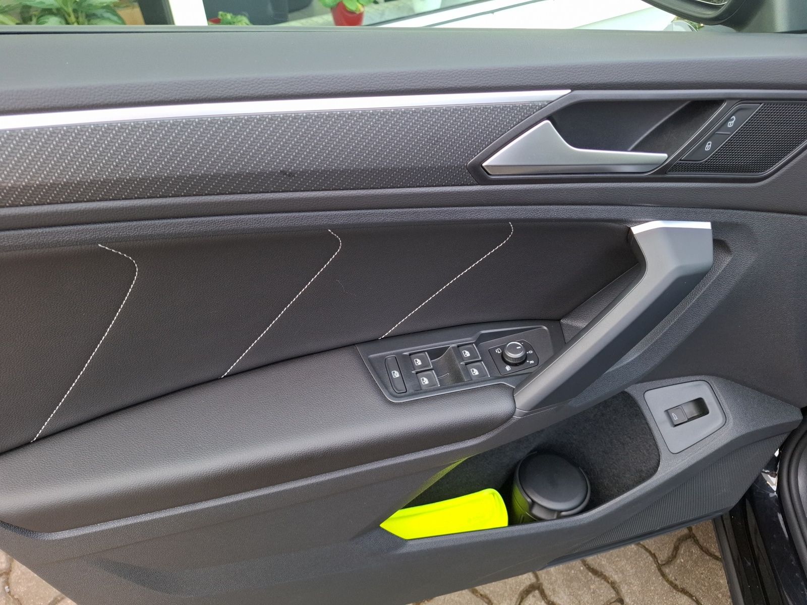 Fahrzeugabbildung Volkswagen Tiguan TDI R-Line DSG STH Matrix AHK Navi AID AC