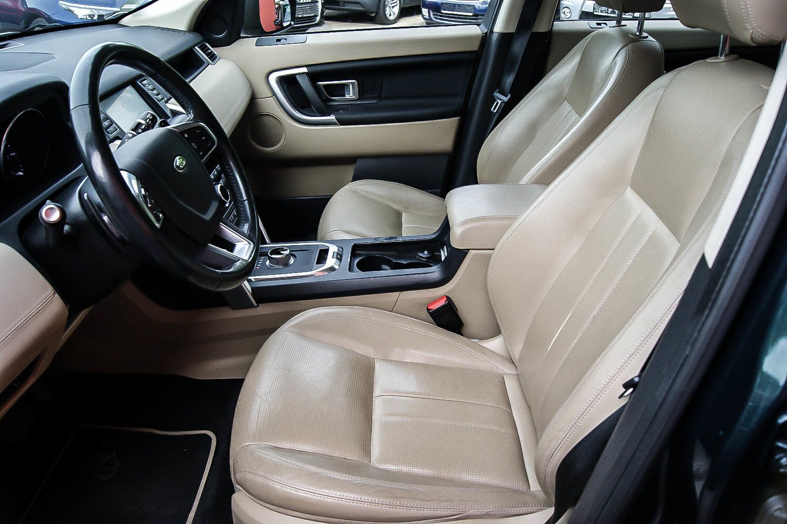 Fahrzeugabbildung Land Rover Discovery Sport 2.0 HSE AUTO LEDER PANORAMA 1.HD