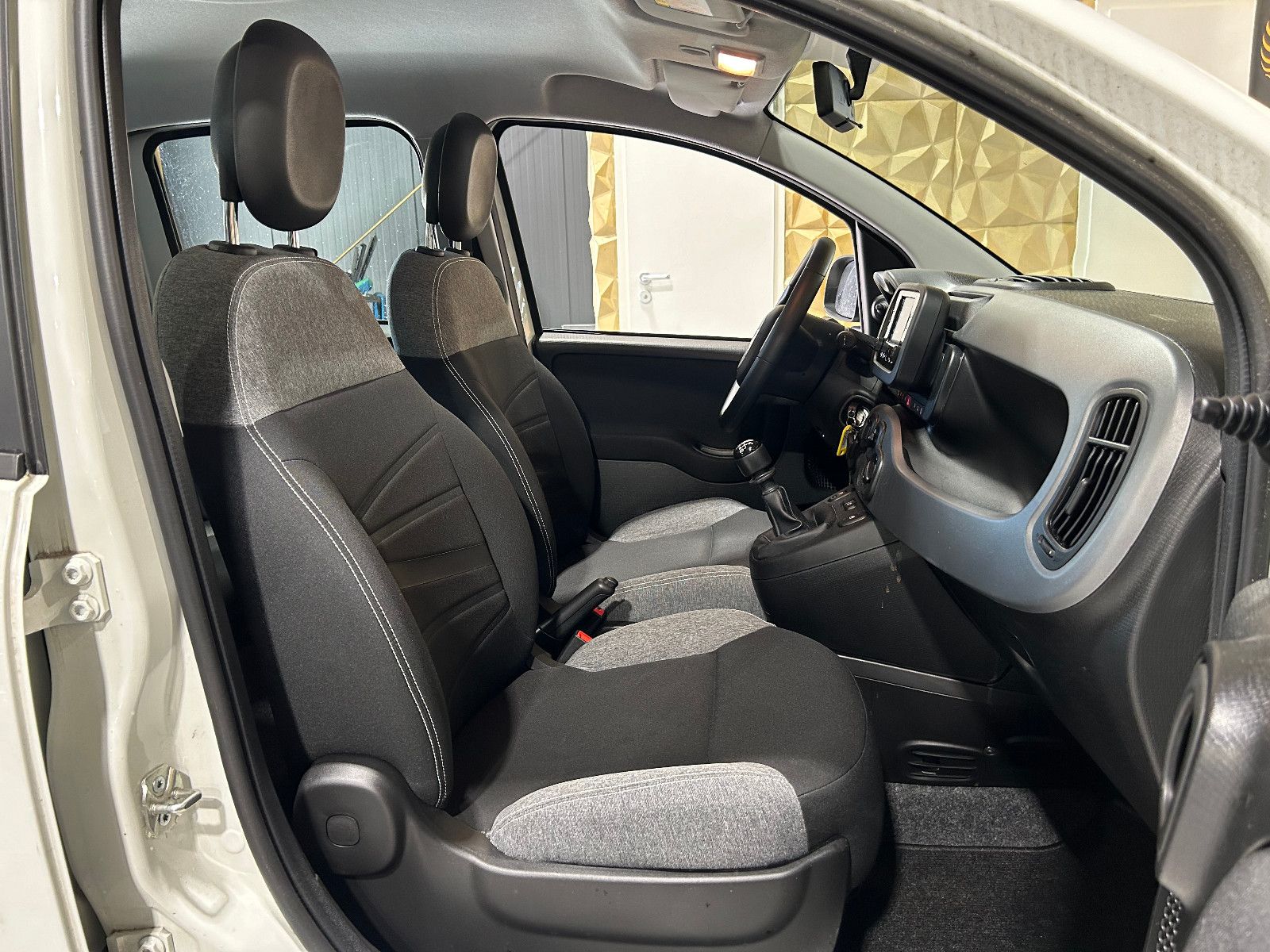 Fahrzeugabbildung Fiat Panda Base/KLIMA/4-TÜRER/DAB/ALLWETTER