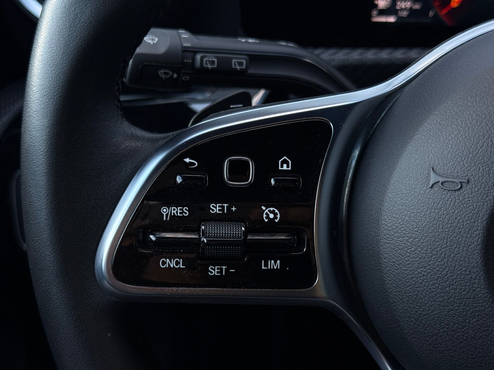 Fahrzeugabbildung Mercedes-Benz A 180d Advanced Aut LED SHZ Navi Kamera T-Leder