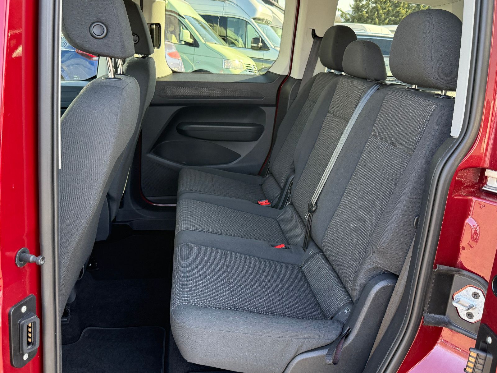 Fahrzeugabbildung Volkswagen Caddy 2.0 TDI ACC AHK DAB Navi PDC SHZ Winterpak